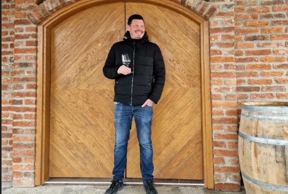 vino glavica pred podrumom