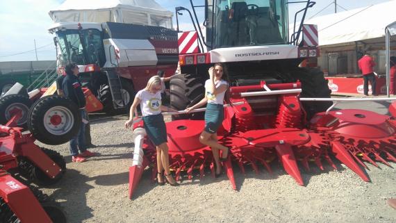 AgroPMD sa svojim strojevima za pripremu tla i sjetvu, te za berbu i žetvu kao i traktorima na Bjelovarskom sajmu