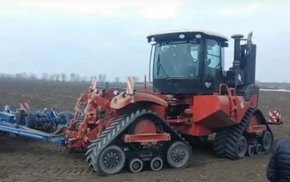 Snimka: gusjeničar Versatile 550 s K&ouml;ckerling sjetvospremačem